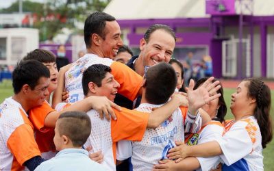 Entrega Alcalde JM Unánue calzado deportivo al equipo de futbol “Los Cachorros”