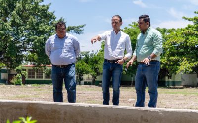 Alcalde JM Unánue le pone cancha de fútbol a la Escuela Primaria Quetzalcóatl