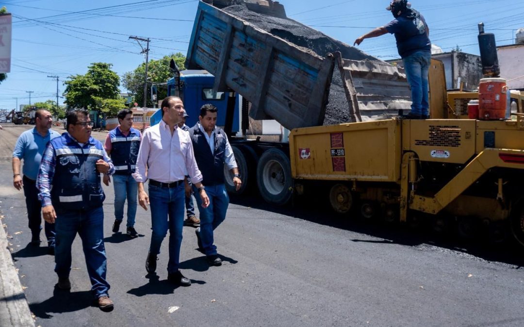 Recorre Alcalde Juan Manuel Unánue obra de pavimentación de la calle Carranza