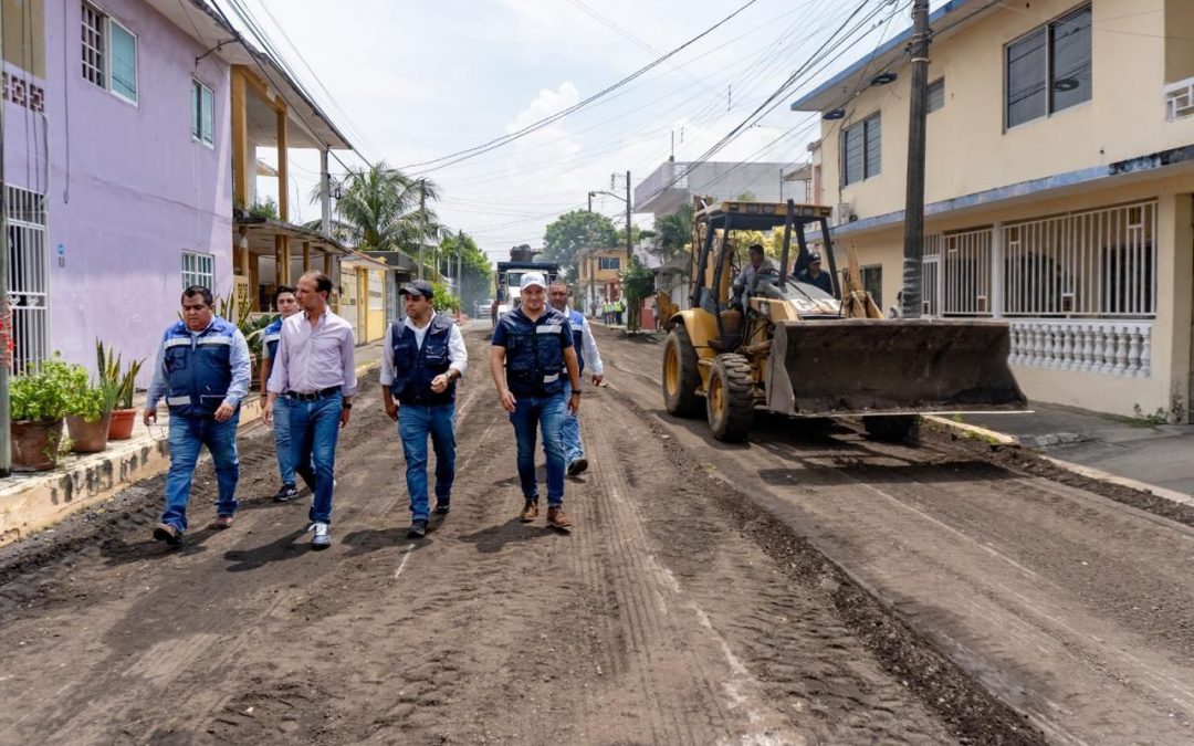 Supervisa Alcalde JM Unánue trabajos de pavimentación de la calle Graciano Sánchez